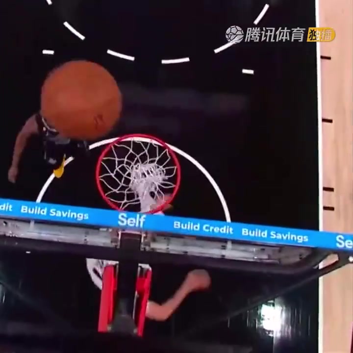 罕見(jiàn)一幕！努爾基奇拋投 球神奇停在籃板上沿 看呆凱爾登?。ㄅ瑺柣婕\）