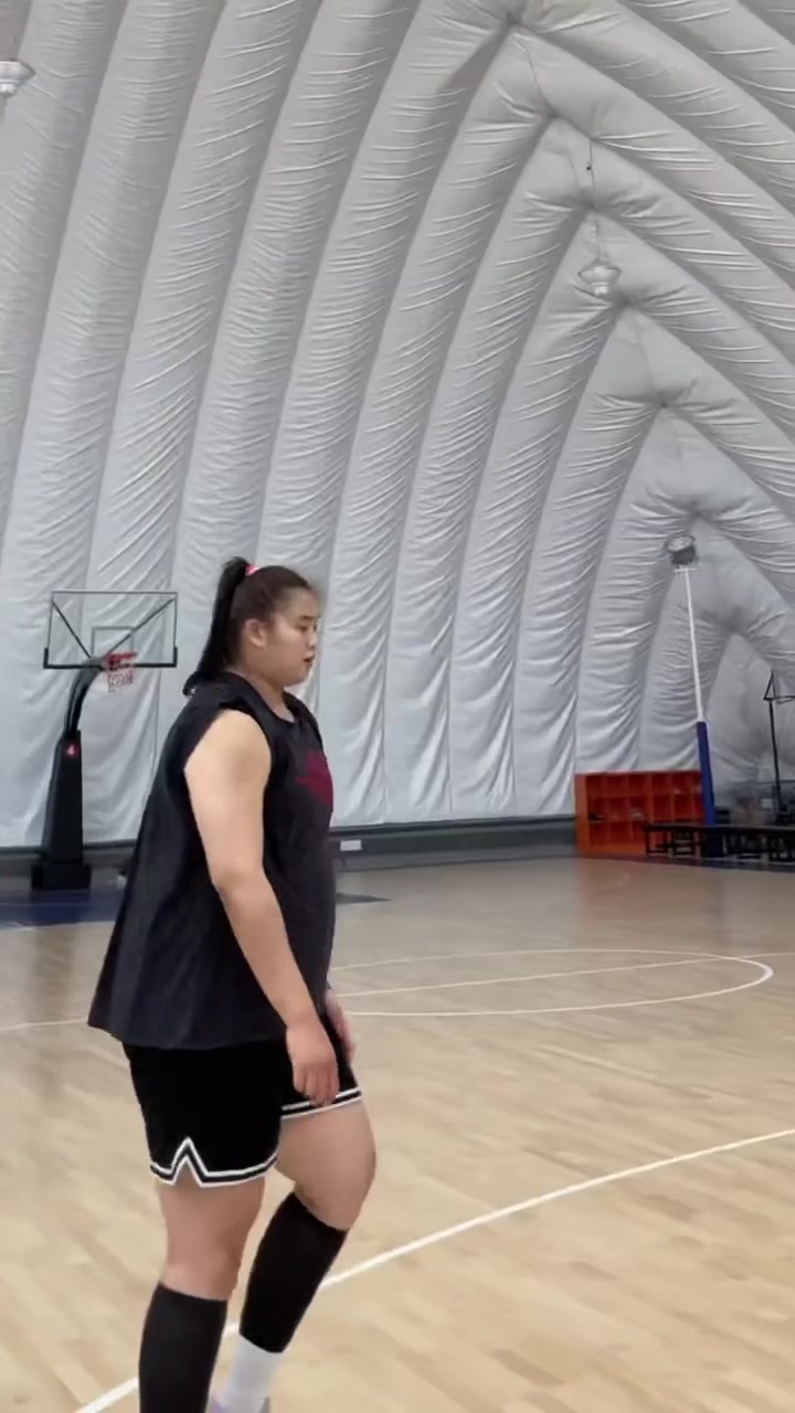 嚯，好魁梧！大寶貝劉禹彤背打你，你能頂住嗎？