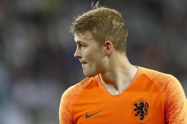 德弗里踢什么位置？