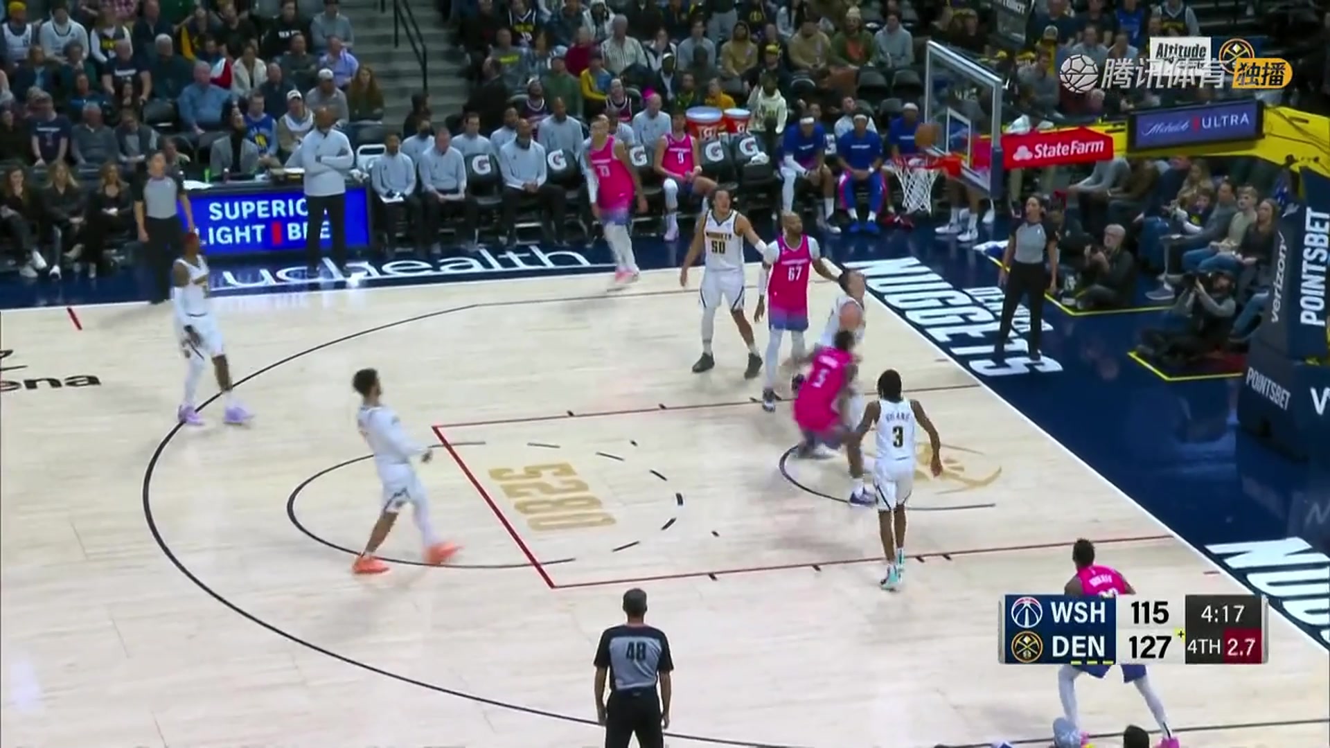 和我一隊(duì)沒(méi)這么厲害？巴頓在約基奇頭上搶到前場(chǎng)籃板霸氣補(bǔ)籃得手（約翰·巴頓）